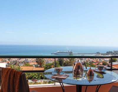 Stylish Apartment with amazing views over Funchal and the sea.